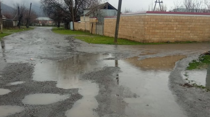 Balakəndə kənd yolu dağılıb, sakinlər şikayətçidir  - FOTO