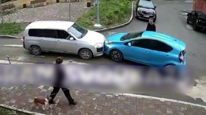 Qadın sürücü ondan yol istəyən kişinin maşınını əzdi - VİDEO