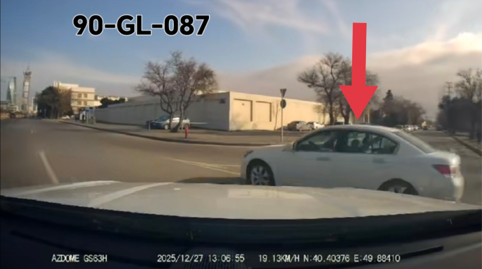 В Баку водитель не остановился на знак "Стоп" и создал опасную ситуацию - ВИДЕО 