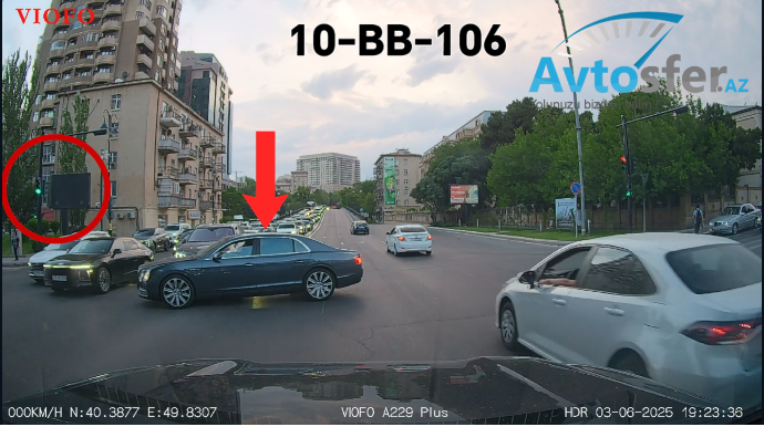 В Баку водитель Bentley перекрыл движение на перекрестке - ВИДЕО 