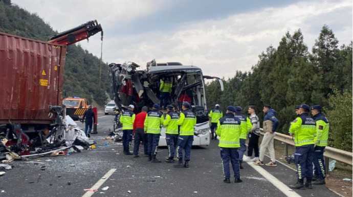 В Турции автобус врезался в грузовик: 6 погибших, 11 раненых 