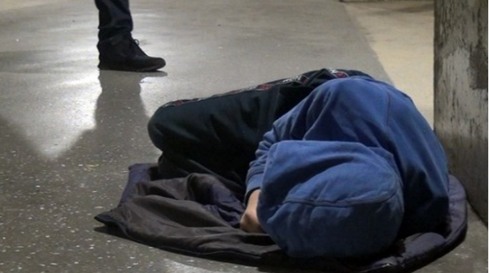 Bakıda şotlandiyalı menecer küçədə yatdı, telefonu oğurlandı