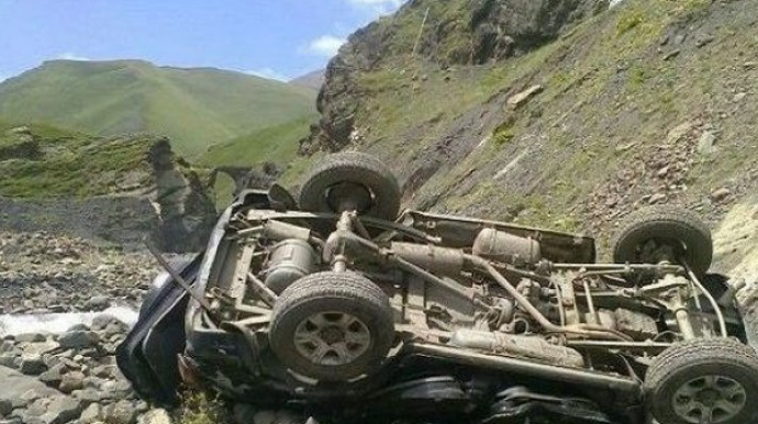 Şəkidə avtomobil dərəyə aşdı - Xəsarət alan var