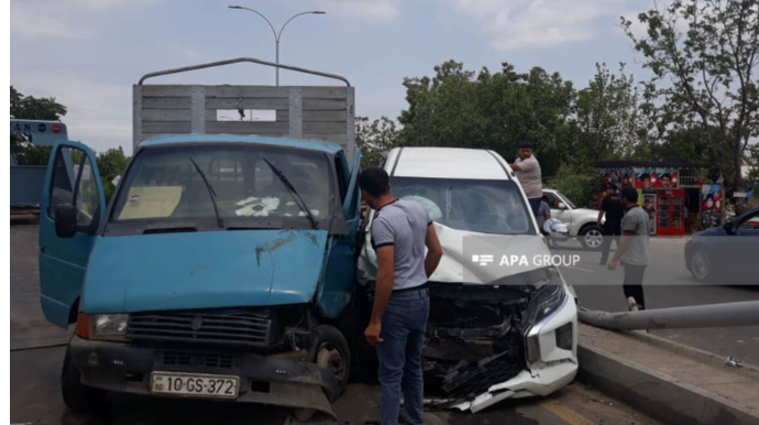 Gəncədə minik avtomobili yük maşını ilə toqquşdu xəsarət alanlar var  - FOTO