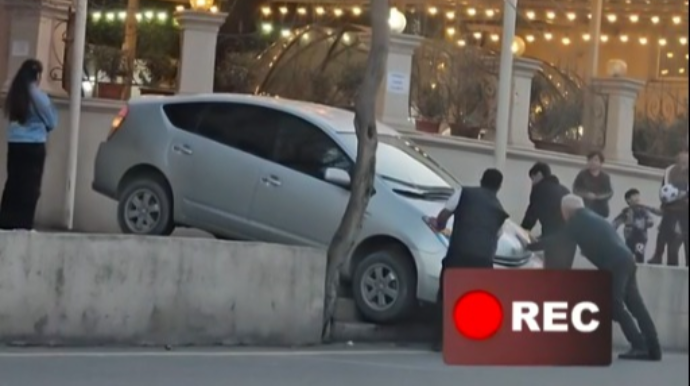 Bakıda "Prius"un pilləkənlərdə çətin anları - VİDEO 