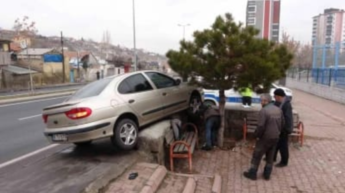 Qadın sürücü avtomobilini məscidin hasarına dırmaşdırdı – 2 yaralı   - FOTO