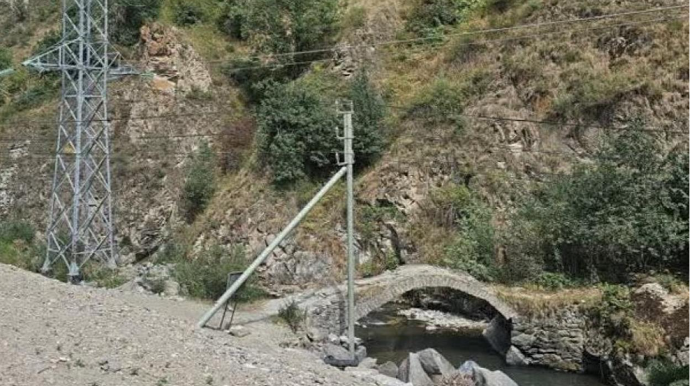 Kəlbəcərdə işıq dirəyini tarixi abidənin “qulağına tikiblər”