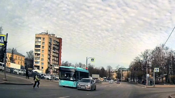 Avtobusa tələsən məktəblini maşın vurdu,  vəziyyəti ağırdı - VİDEO 