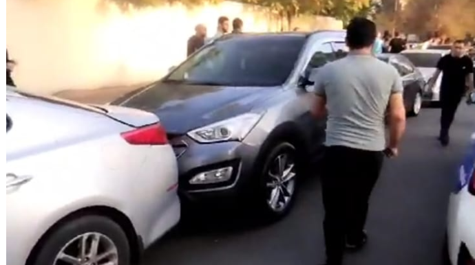 Bakıda zəncirvarı qəza  - "BMW" parkinqdə dayanan 6 avtomobili bir-birinə qatdı - VİDEO 