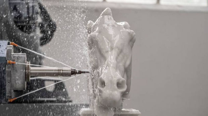Британский робот вырезал из мрамора точную копию скульптуры из Парфенона   - ФОТО