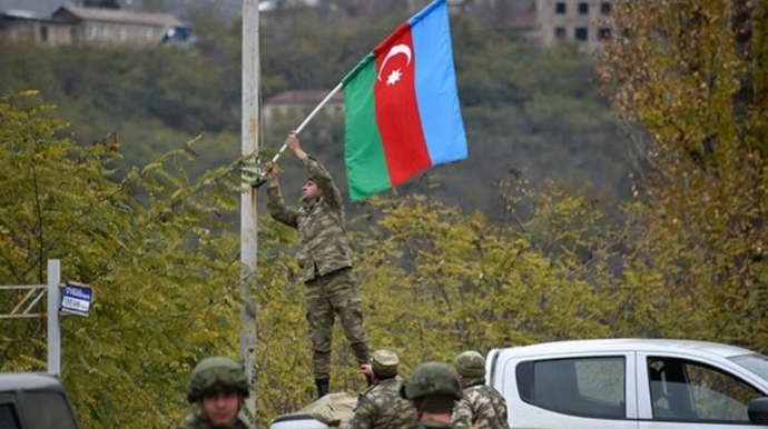 Азербайджанские военнослужащие украсили город Лачин флагами  - ФОТО