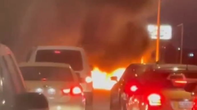 Bakının Görədil kəndində avtomobil yanıb  - VİDEO