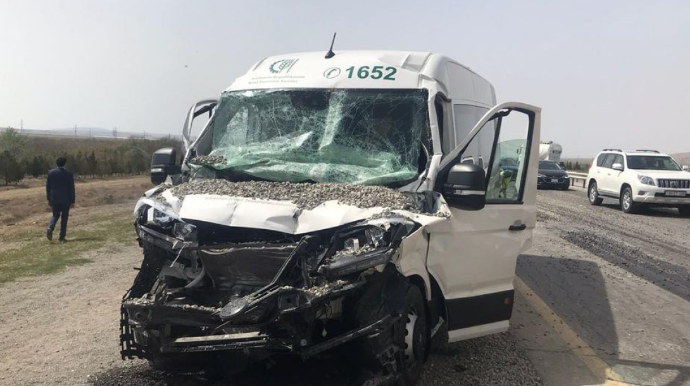 Ələtdə mikroavtobus "KamAZ"a çırpılıb, xəsarət alan var - FOTO 