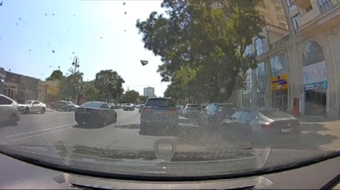 Bakıda sürücü hərəkət edən zaman başına daş düşdü - ANBAAN VİDEO 