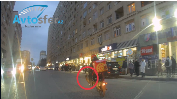 В Баку мотокурьер устроил "шоу"  на дороге - ВИДЕО 