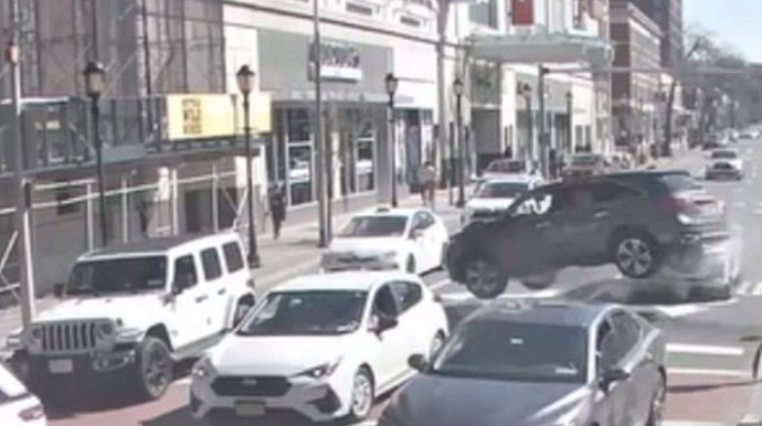 “Mercedes” havada uçaraq restorana çırpıldı – Sürücünün 80 yaşı var - VİDEO 