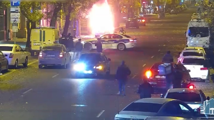 Şəhərin mərkəzində maşın yandı; polis belə müdaxilə etdi - VİDEO 