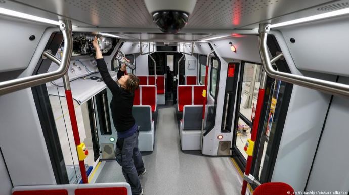Kondisionersiz tramvay narazılıq doğurdu - FOTO