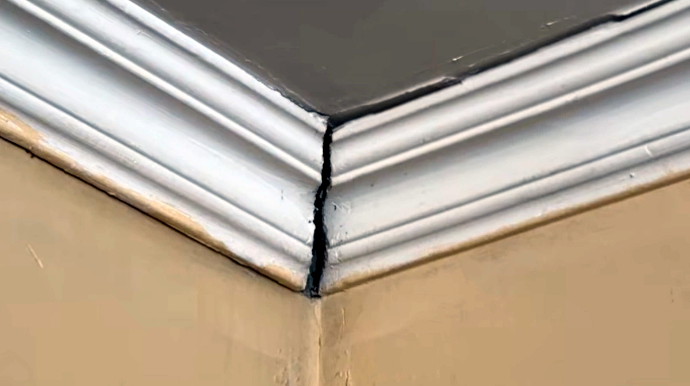 Ev hər an sakinlərin başına uça bilər - Təhlükə var, baxan yoxdur - VİDEO 