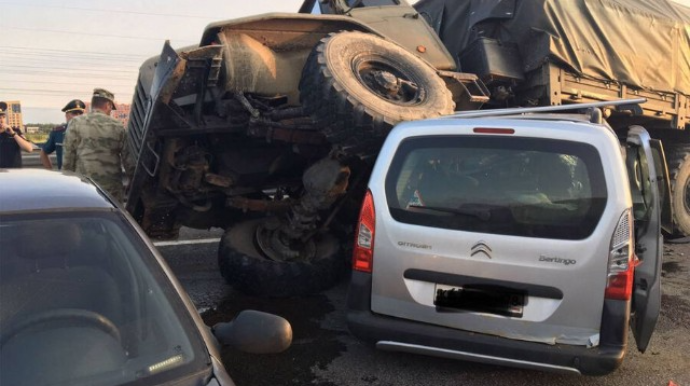Hərbçilərin avtomobili qəzaya düşdü - Ölənlər var 
