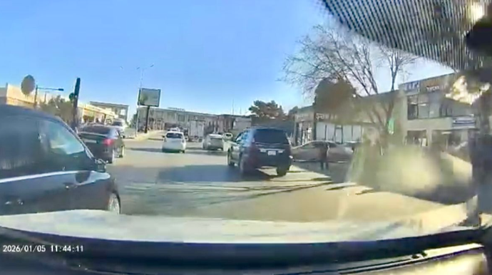 Telefonu əlindən yerə qoymayan qadın sürücü az qala qəza törədəcəkdi   - VİDEO