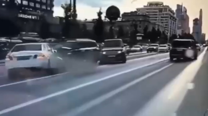 Tələsərkən gecikməli oldu:  dəhşətli qəza  - VİDEO