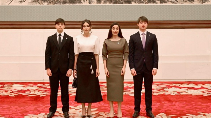 Mehriban Əliyeva qızı və nəvələri ilə birlikdə Pekin Böyük Xalq Sarayında - FOTO