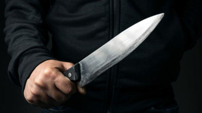 40 yaşlı kişi küçədə ürəyindən bıçaqlanıb - Bakıda 