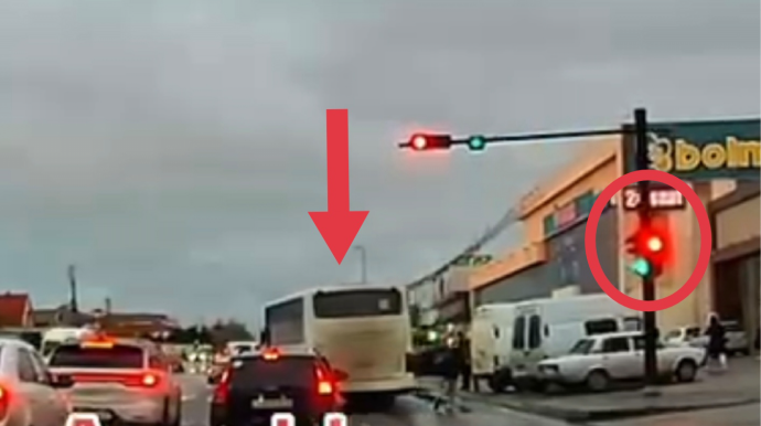 В Баку водитель автобуса проехал на красный свет и чуть не сбил женщину - ВИДЕО 