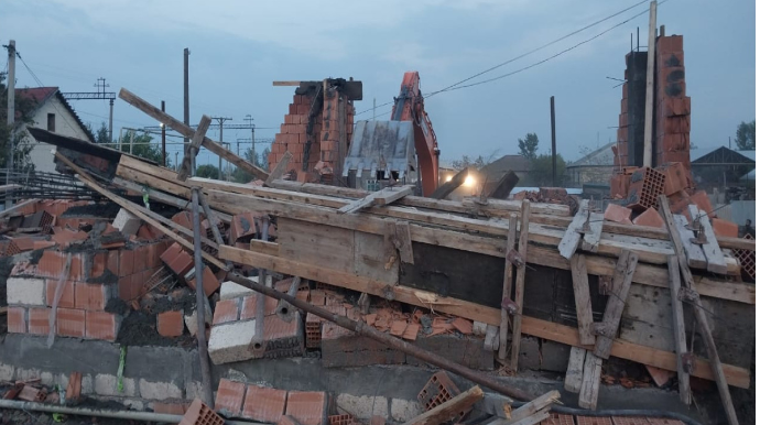 Yevlaxda qanunsuz tikili sökülüb  - VİDEO - FOTO