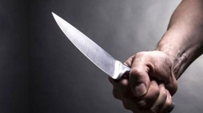 Quba sakini əmisi oğlunu avtomobillə vurdu, sonra da bıçaqladı 