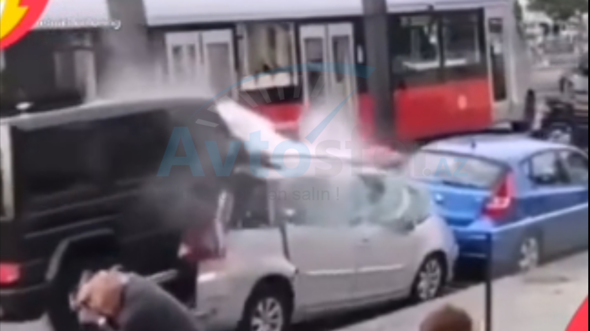 Yüksək sürətlə gələn "Gelandewagen" dayanmış maşının arxasından girib qabağından çıxdı - VİDEO