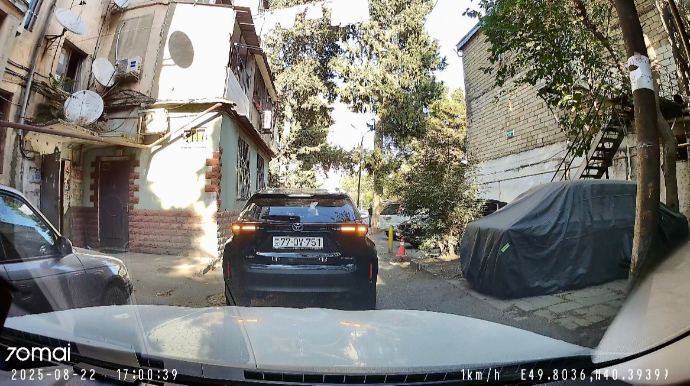 Maşını yolun ortasında park edib hərəkəti məhdudlaşdıran sürücü CƏRİMƏLƏNDİ   - VİDEO