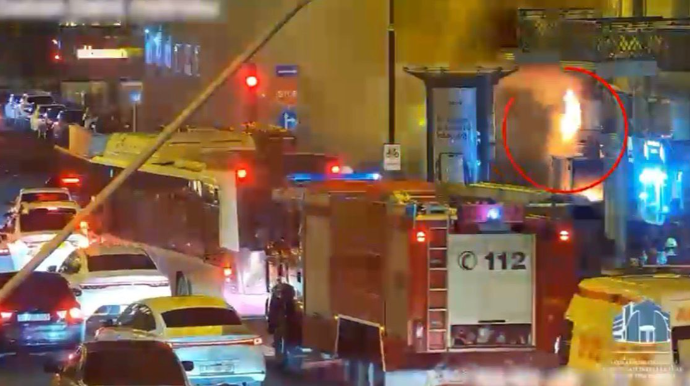 Bakının mərkəzində yanğın oldu; polis belə müdaxilə etdi - VİDEO 