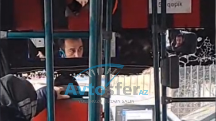 Siqaret çəkib telefonla danışan avtobus sürücüsünü vətəndaş İFŞA ETDİ - VİDEO 