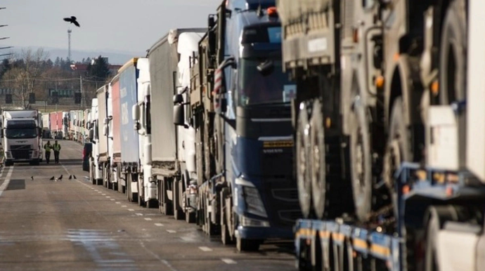 Sərhəddə yük maşınlarının keçidi dayandırıldı 
