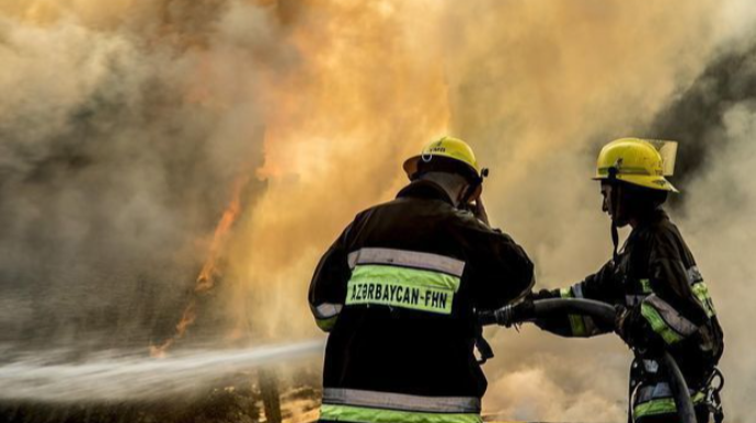 Xızıda ikimərtəbəli evdə yanğın