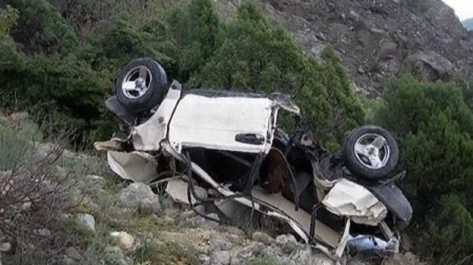 Qəbələdə “VAZ” dərəyə aşdı, bir nəfər ölüb