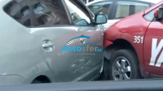 SON DƏQİQƏ!  Paytaxtda iki “Prius” toqquşub: bu yolda sıxlıq yaranıb  - VİDEO