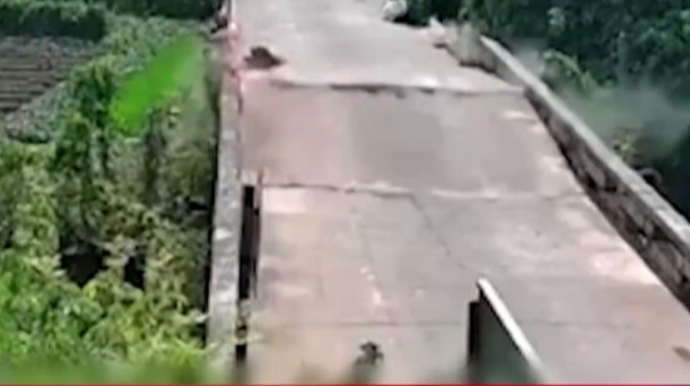 Çində istinin şiddətindən avtomobil körpüsü çatladı   - VİDEO