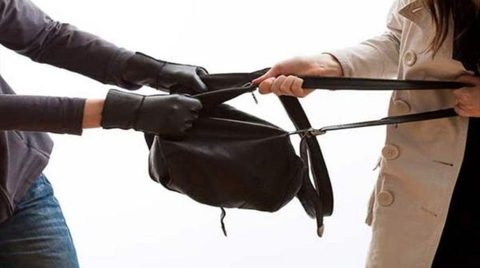 Bakıda qadının içərisində 23 500 dollar olan pulqabısı oğurlanıb 