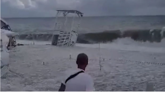 Soçi çimərliyində güclü dalğa qarşısına çıxan hər şeyi dağıtdı   - VİDEO