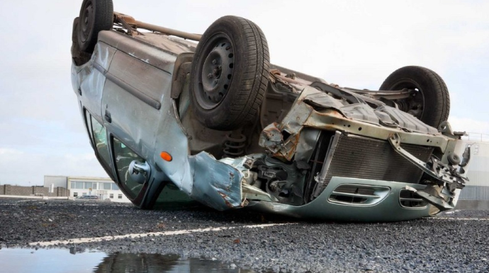 Yevlaxda üç avtomobil aşdı