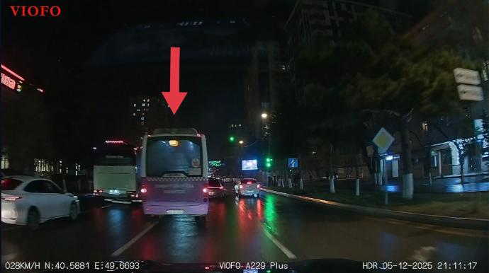 Avtobus sürücüsü düzünə gedənlərin yolunu kəsərək hərəkətə mane oldu - VİDEO