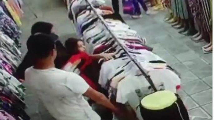 Azərbaycanda mağazalardan oğurluq edən bacı-qardaş tutuldu  - FOTO