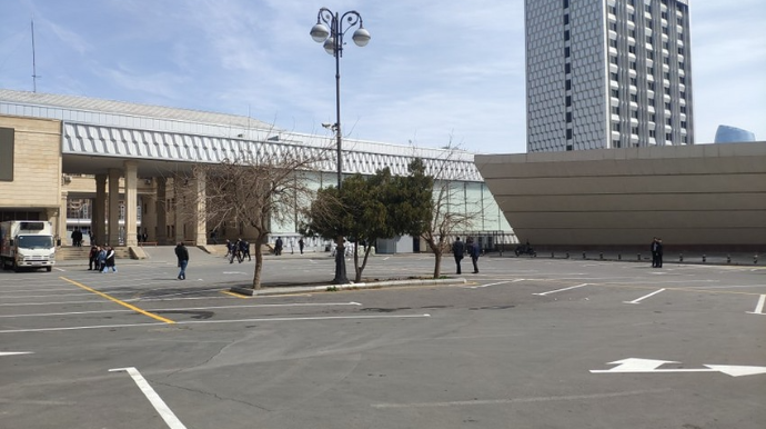 Парковки на Бакинском железнодорожном вокзале временно не будут функционировать