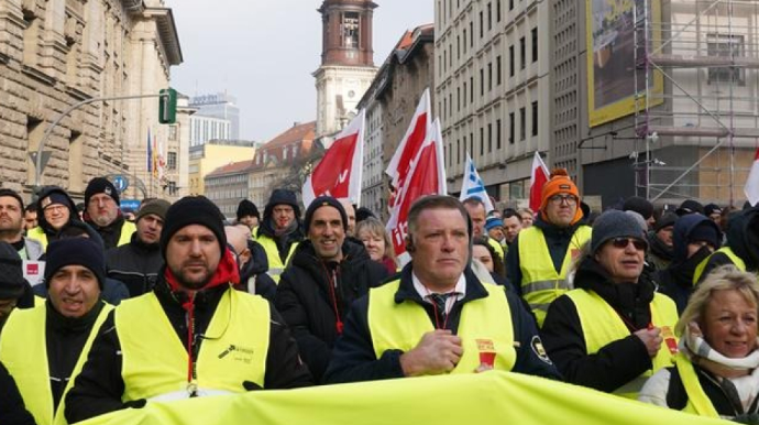 İctimai nəqliyyat işçilərinin tətili davam edir 