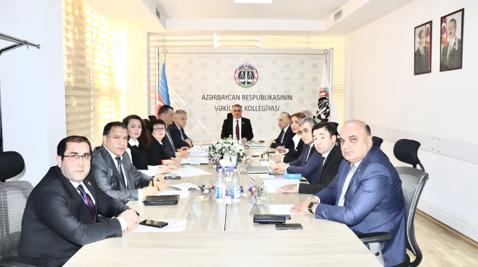 Bir vəkil kollegiyadan çıxarıldı, digəri cərimələndi 