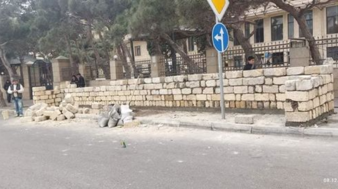 Bakıda yol nişanı tikintinin içində saxlanıldı  - BİABIRÇILIQ - FOTOLAR