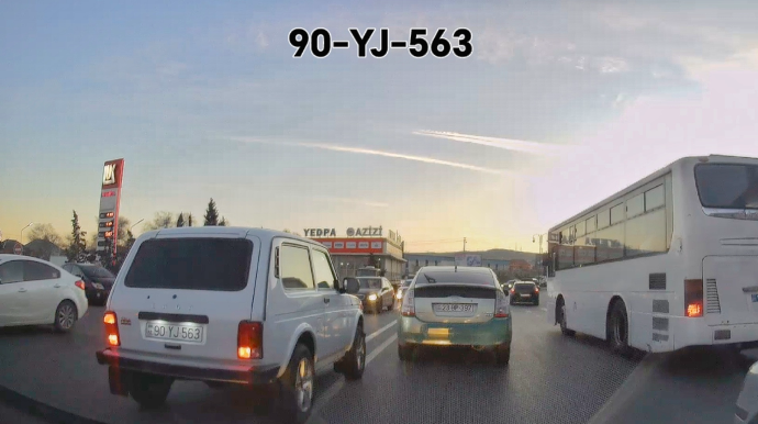 В Хырдалане водитель выехал на встречную полосу и создал опасность — ВИДЕО 